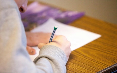 Imagem de estudante realizando teste