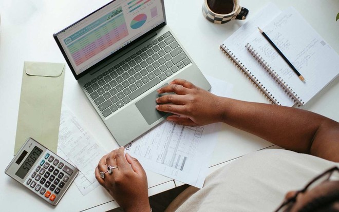 Empreendedora faz contas durante planejamento