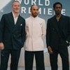 Imagem de Brad Pitt, Lewis Hamilton e Damson Idris na estreia mundial do longa F1