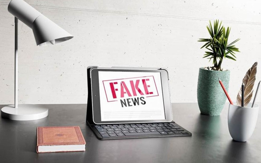 Imagem que ilustra fake news em computador