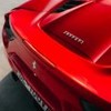 Veículo da Ferrari em ensaio fotográfico