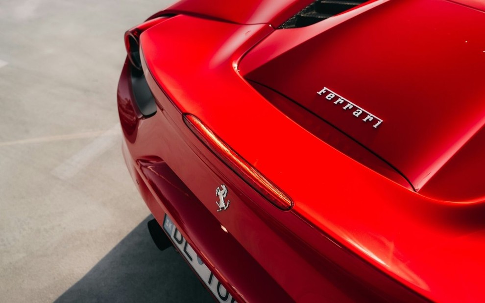 Veículo da Ferrari em ensaio fotográfico