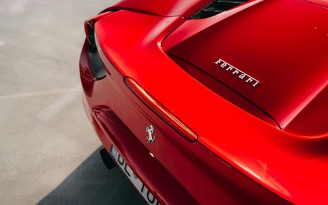 Veículo da Ferrari em ensaio fotográfico