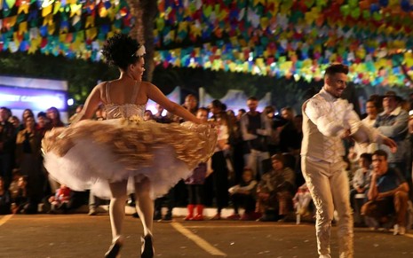 Imagem de casal dançando quadrilha na festa junina