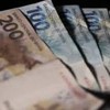 Cédulas de 100 e 200 reais com fundo preto
