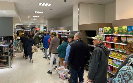Pessoas em fila de supermercado
