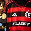 Camisa do Flamengo e troféu do Mundial de Clubes