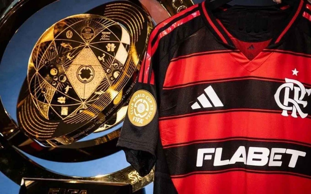 Camisa do Flamengo e troféu do Mundial de Clubes