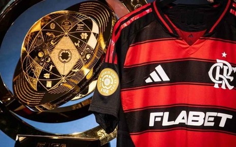 Camisa do Flamengo e troféu do Mundial de Clubes