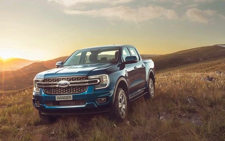 Imagem de Ford Ranger azul no campo