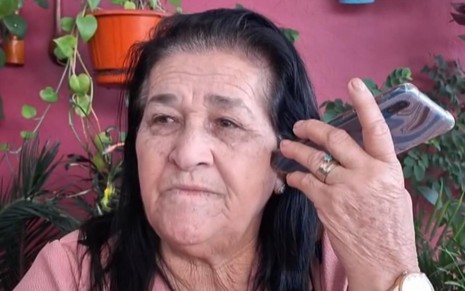 Imagem de Dona Francisca com o telefone no ouvido