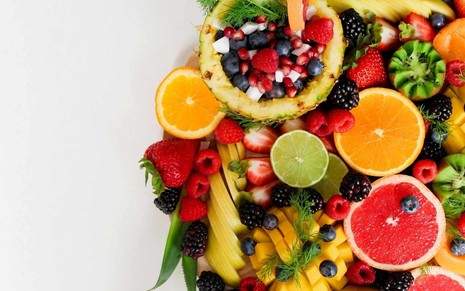 Imagem de frutas espalhadas em bancada