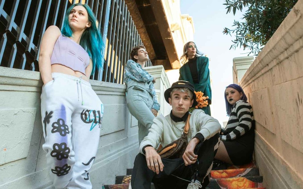 Imagem de jovens em escada