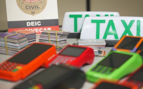 Máquinas de cartão sobre a mesa