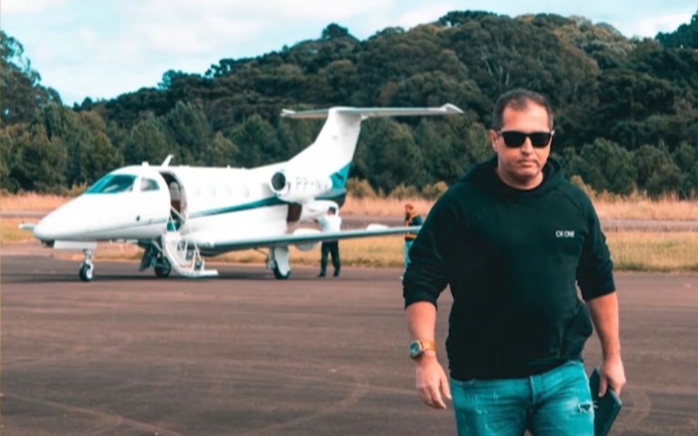 João Eustáquio de Almeida Júnior em frente a um avião