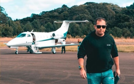 João Eustáquio de Almeida Júnior em frente a um avião