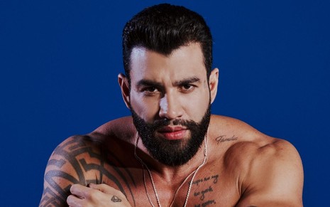 Imagem de Gusttavo Lima sem camisa em campanha de lançamento de perfume