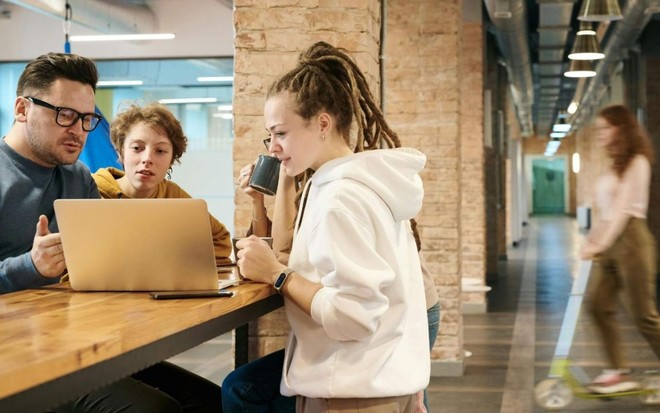 Equipe conversa em escritório