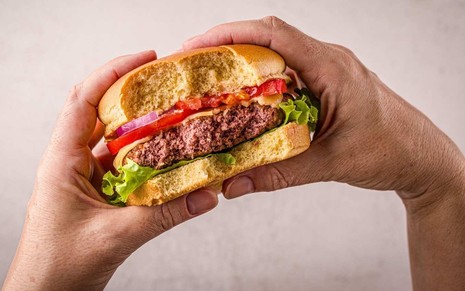 Hambúrguer híbrido, feito com carne animal e micélio