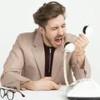 Homem grita no telefone