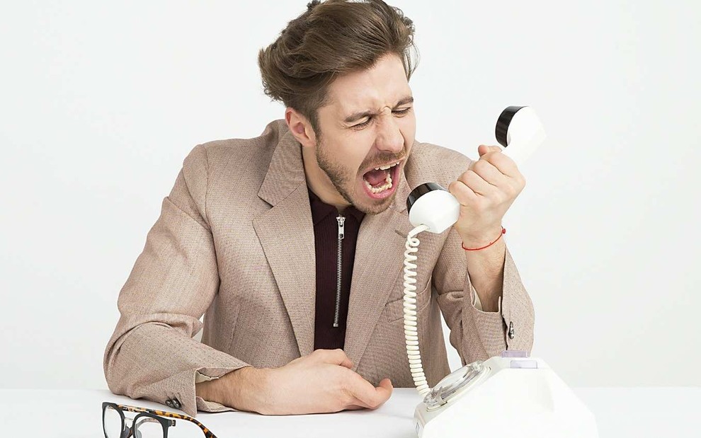 Homem grita no telefone