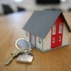 Miniatura de uma casa ao lado de um chave
