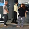 Pessoas em frente a recepção de agência do INSS em Brasília (DF)