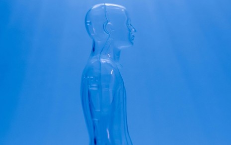 Boneco humanoide simboliza a inteligência artificial