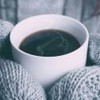 Pessoa com luvas segura café quente