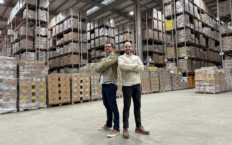 Irmãos produzem 1,2 mil toneladas de amendoim por mês e lideram o mercado nacional.