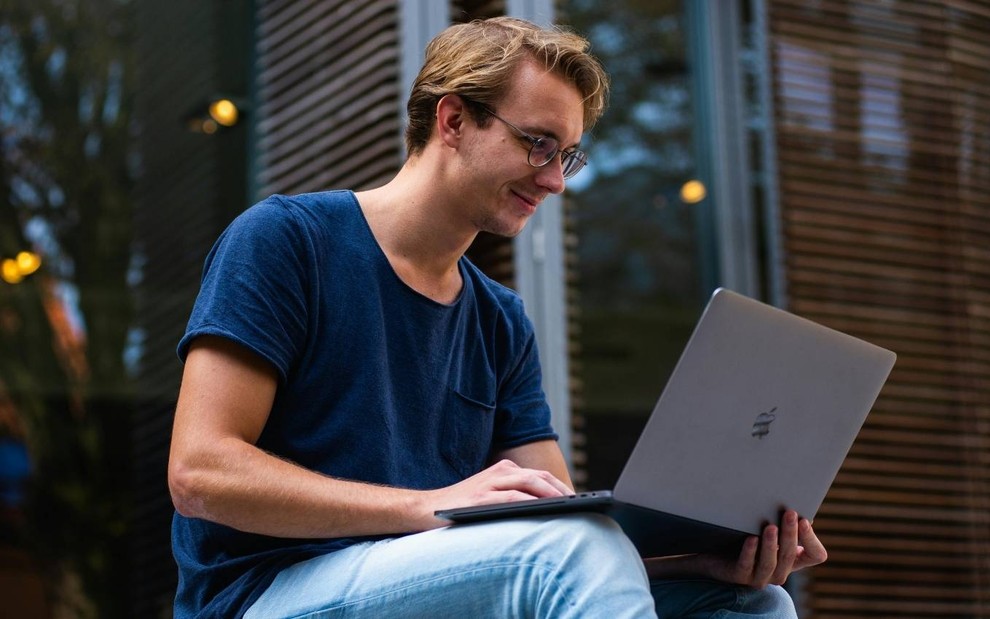 Imagem de homem usando notebook