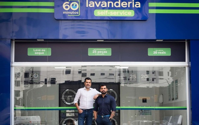 Imagem de Isaelson Oliveira e Hairon Kliff, fundadores da Lavanderia 60 Minutos, na fachada de uma loja