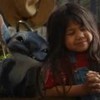 Imagem de Stitch e Lilo (Maia Kealoha) no filme live-action da Disney