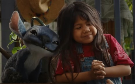 Imagem de Stitch e Lilo (Maia Kealoha) no filme live-action da Disney