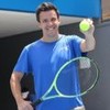 Imagem de Lucas André, CEO da Fast Tennis, segurando uma raquete