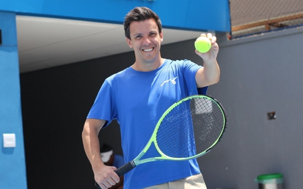 Imagem de Lucas André, CEO da Fast Tennis, segurando uma raquete