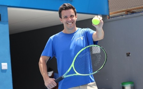 Imagem de Lucas André, CEO da Fast Tennis, segurando uma raquete