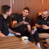 Imagem do influenciador Andrew Pedroso ao lado dos sócios Jean Pessoni e Matheus Siviero