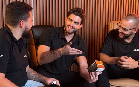 Imagem do influenciador Andrew Pedroso ao lado dos sócios Jean Pessoni e Matheus Siviero