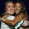 Imagem de MC Daniel e Ludmilla abraçados em show