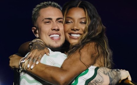 Imagem de MC Daniel e Ludmilla abraçados em show