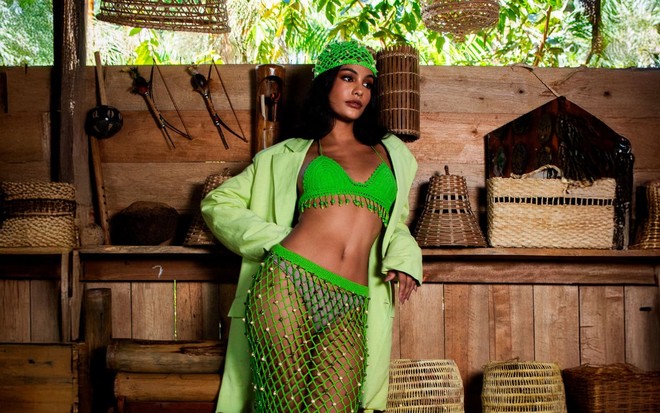 Modelo posa com peças de seda e tingimento natural, unindo luxo, arte e sustentabilidade.