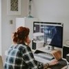 Mulher em frente ao computador