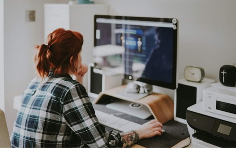 Mulher em frente ao computador