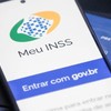 Tela do celular aberta no site do INSS