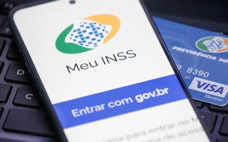 Tela do celular aberta no site do INSS