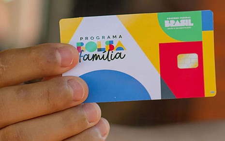 Pessoa segurando o cartão do Bolsa Família