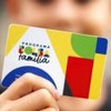 Pessoa segurando o cartão do Bolsa Família