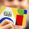 Criança segura cartão do Bolsa Família