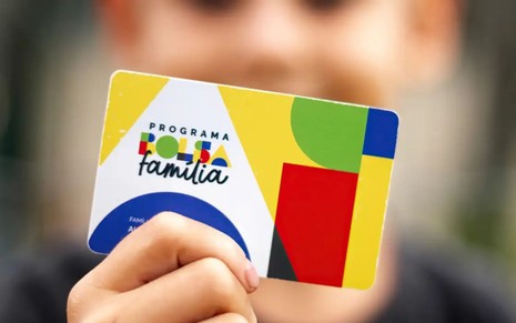 Pessoa segurando o cartão do Bolsa Família